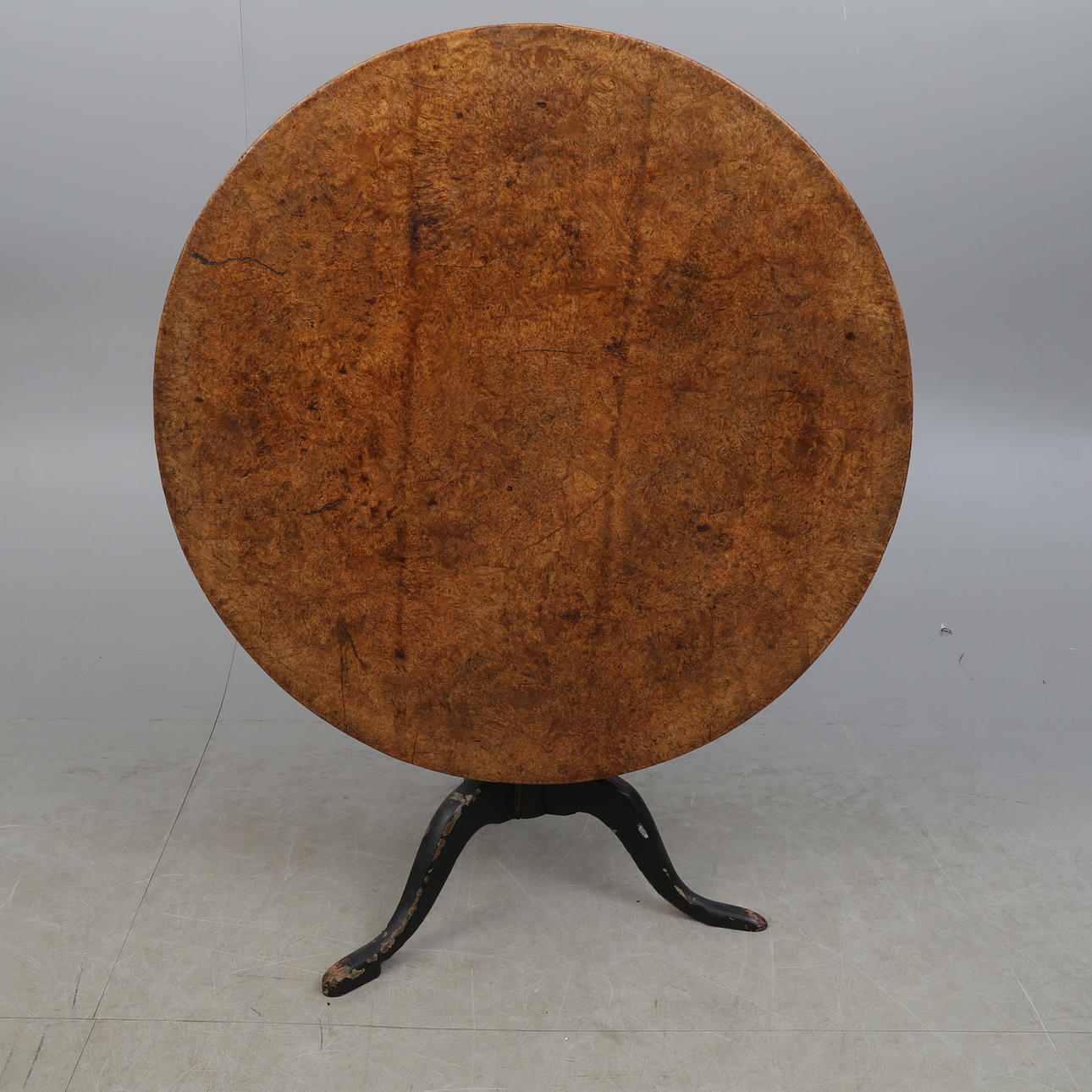 FOLDING TABLE, Alrot veneer 19th century.