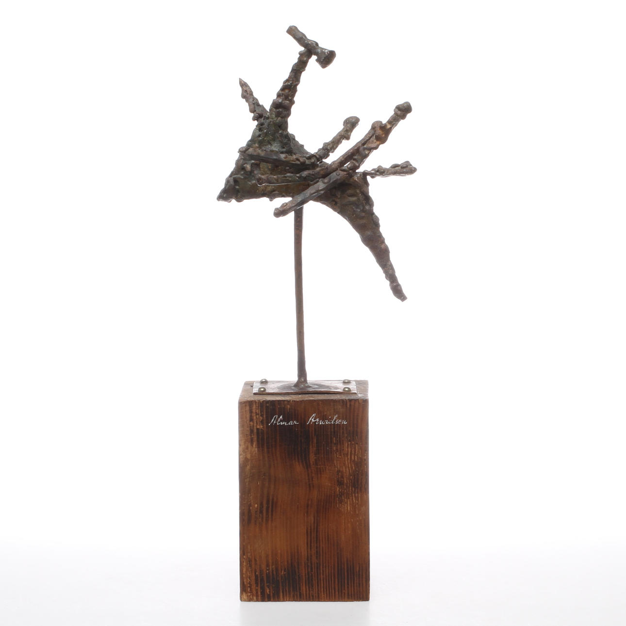 OIDENTIFIERAD KONSTNÄR. skulptur, metall på träsockel, signerad Almar Arvidson.