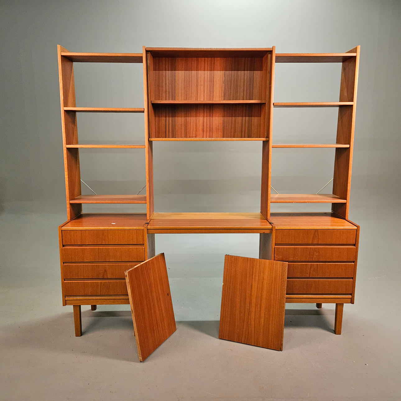 HYLLSYSTEM, teak, 1960-tal. Möbler - Skåp & Hyllor - Auctionet