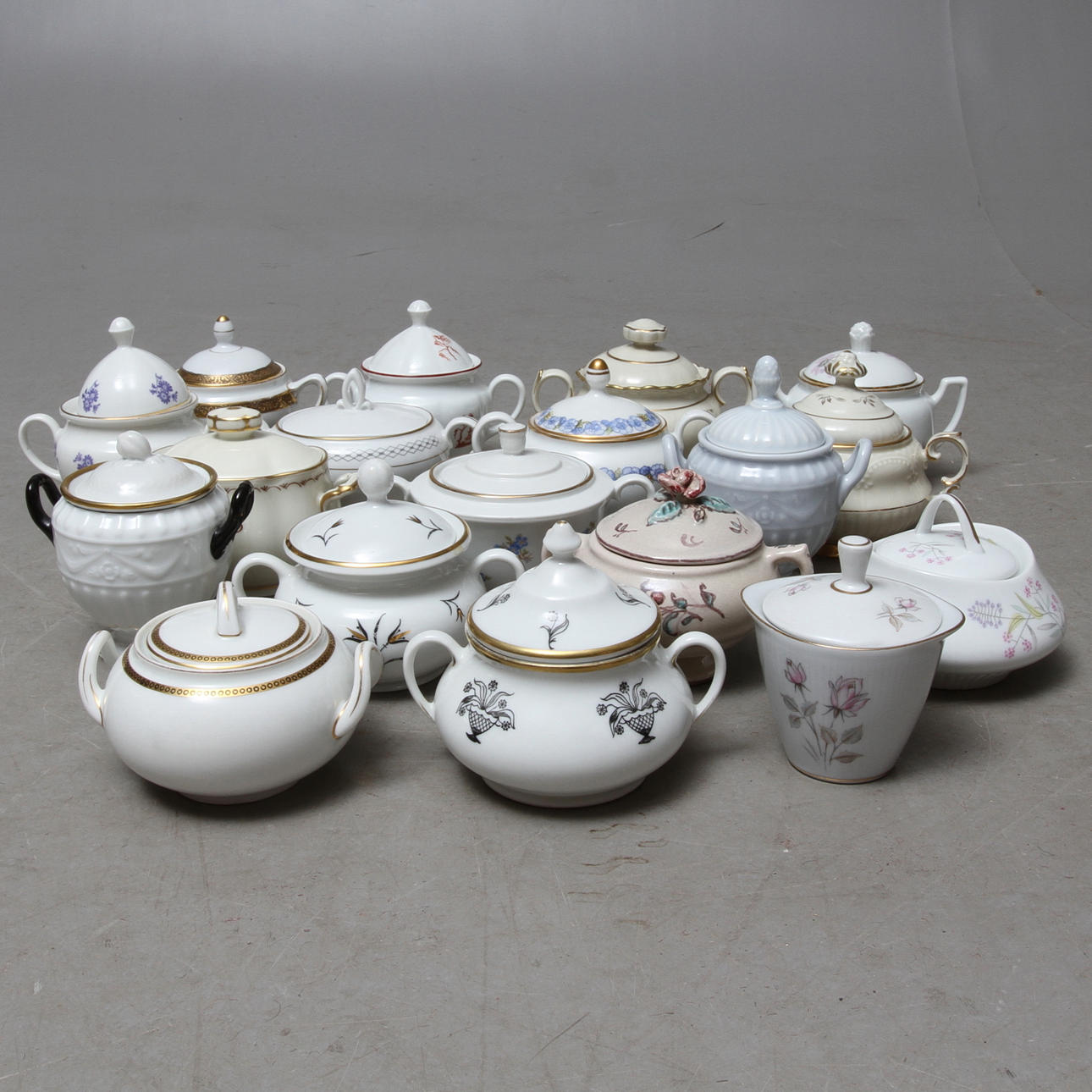 SOCKERSKÅLAR MED LOCK, 18 st, porslin, mestadels ALP Lidköping, 1900-tal.