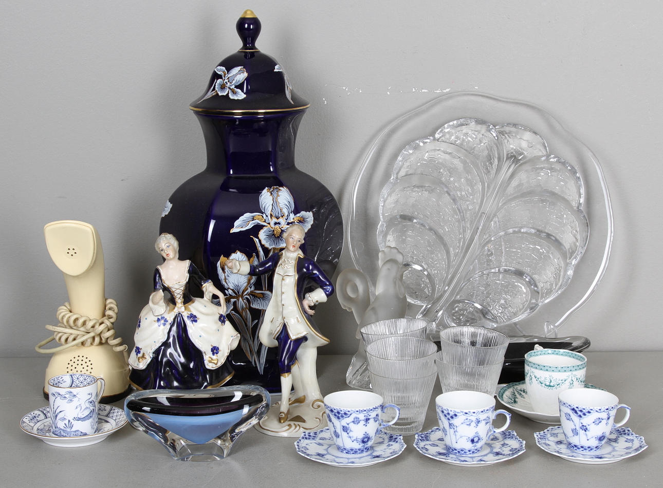 KERAMIK och GLAS mm, bl.a. Cobratelefon, SERVISDELAR bl.a. Royal Copenhagen, SKÅLAR, bl.a. Reijmyre.