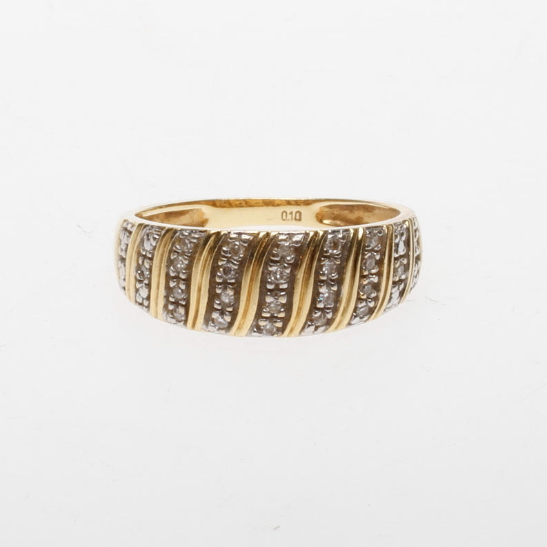 RING MED SMÅ DIAMANTER, 18k guld, vikt ca 3,3 gr.