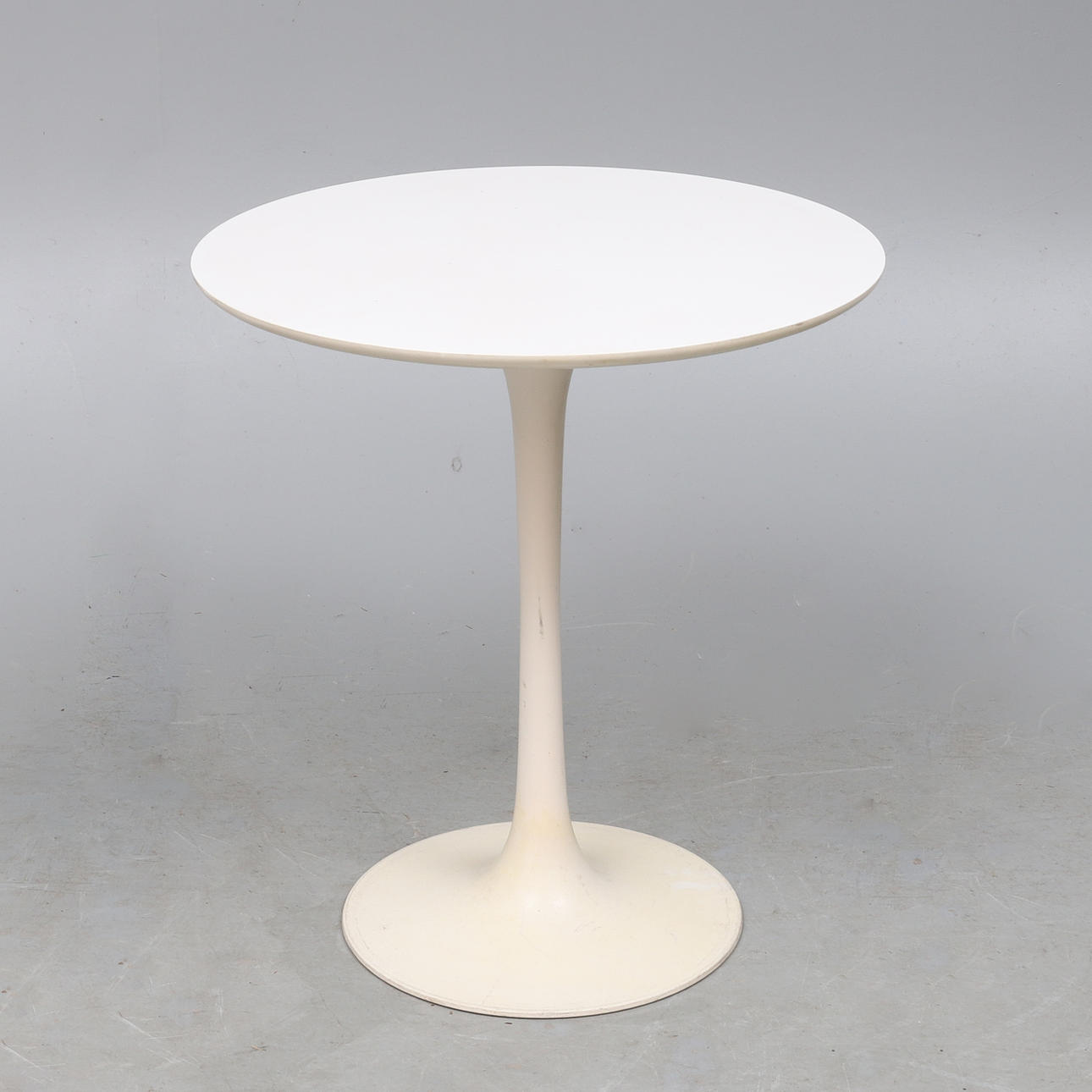 ARKANA. A WHITE FINISH TULIP TABLE '15'.