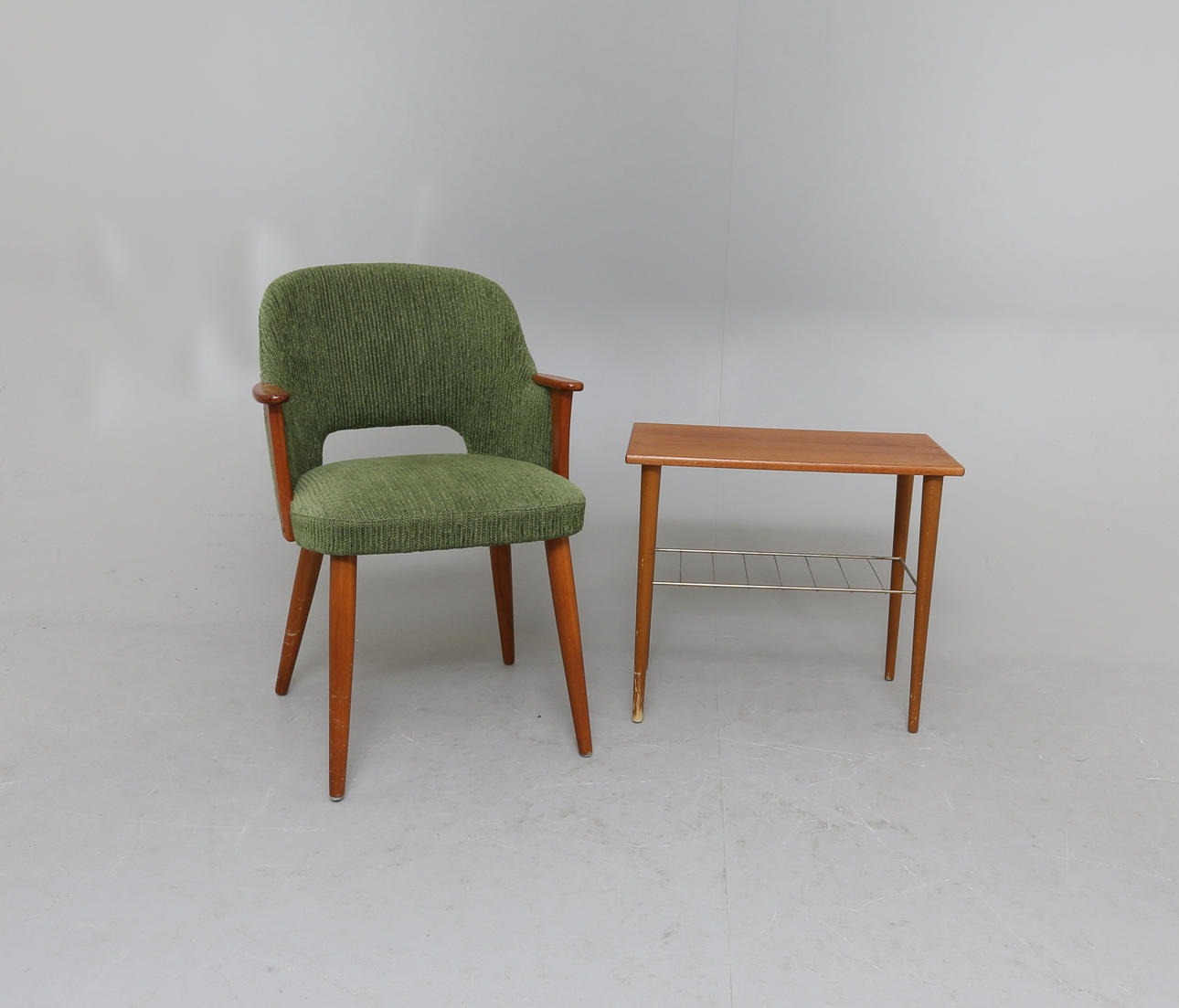 KARMSTOL samt HALLBORD, 2 delar, teak, 1950/60-tal.