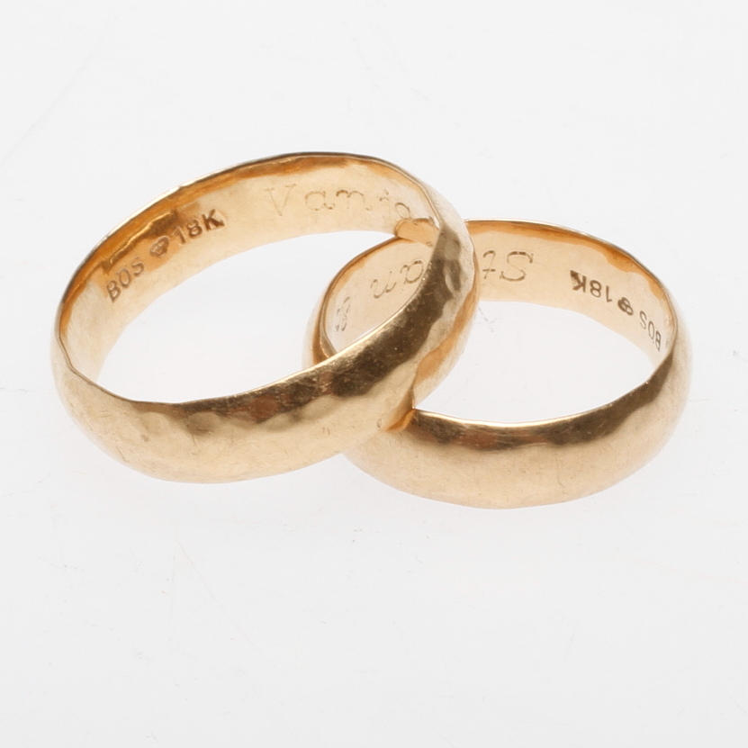 RINGAR, 2 st, 18k guld, vikt ca 9,4 gr.