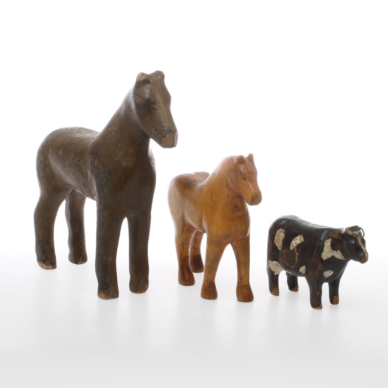 FIGURINER, 3 st, hästar samt ko, träskurna,18/1900-tal.