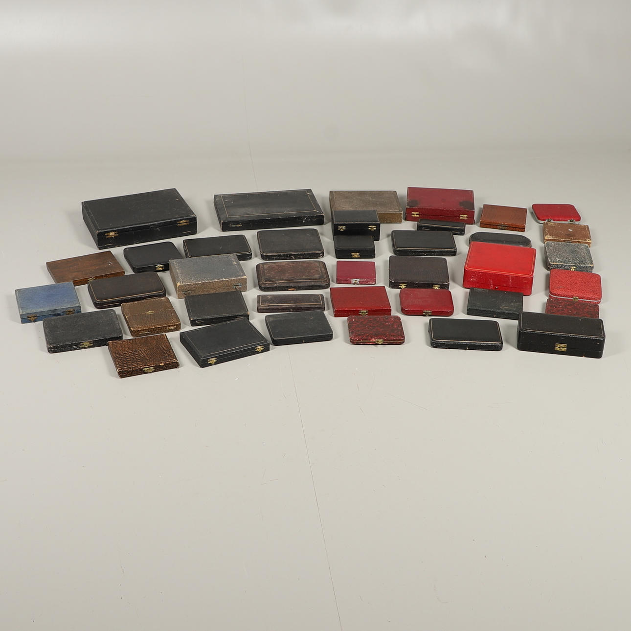 EN STOR MÄNGD BESTICKSLÅDOR.