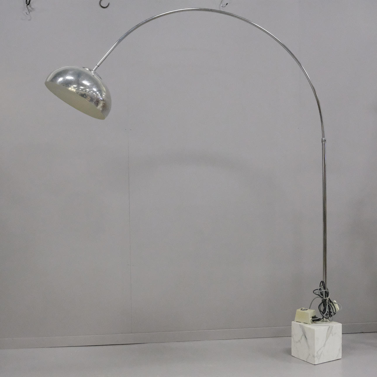 STEHLEUCHTE, MARMORSOCKEL UND SCHWENKARM.