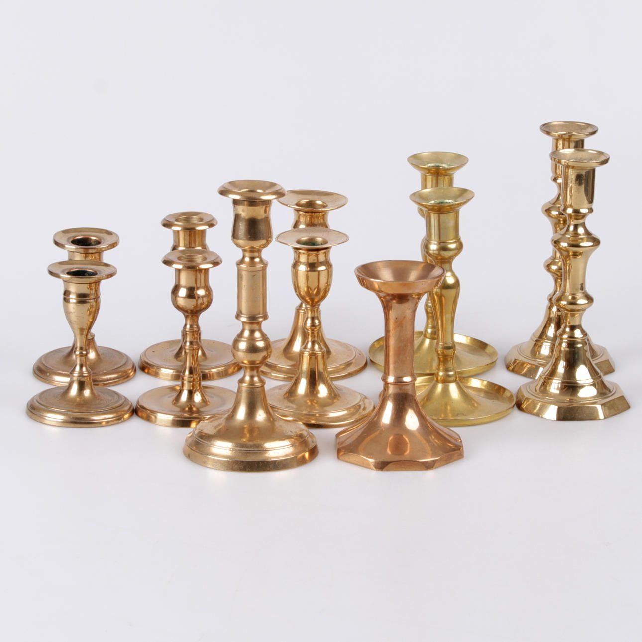 LJUSSTAKAR, 12 st. Mässing/malm, delvis Gusum.