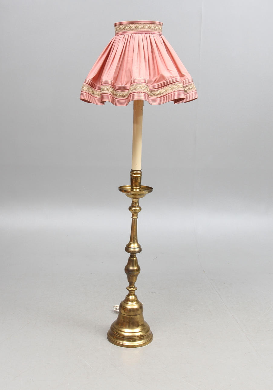 GOLVLAMPA, gulmetall, märkt NK 301, 1900-talets mitt.