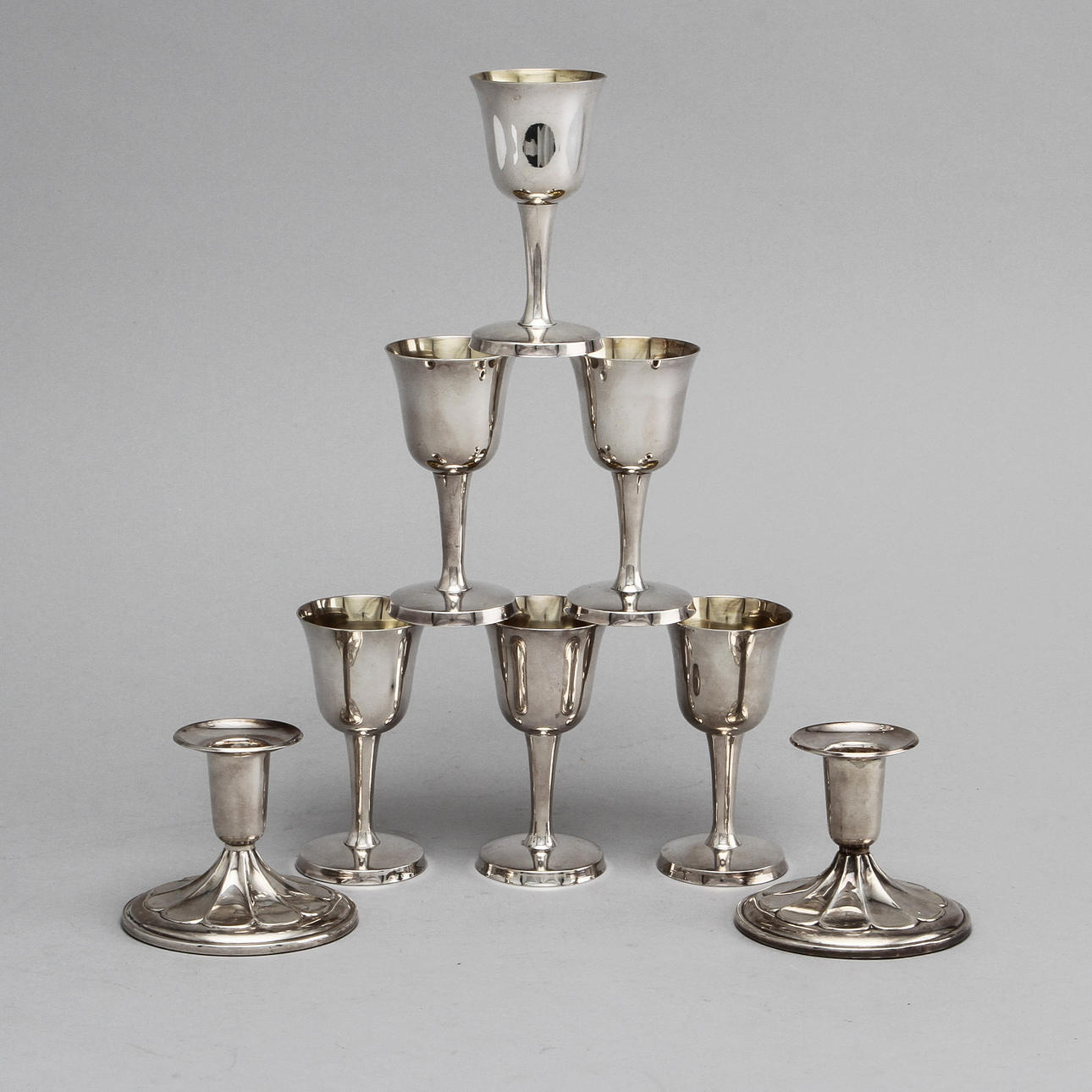 BÄGARE, 6 st samt LJUSSTAKAR, ett par, silver, bruttovikt ca 590 g.