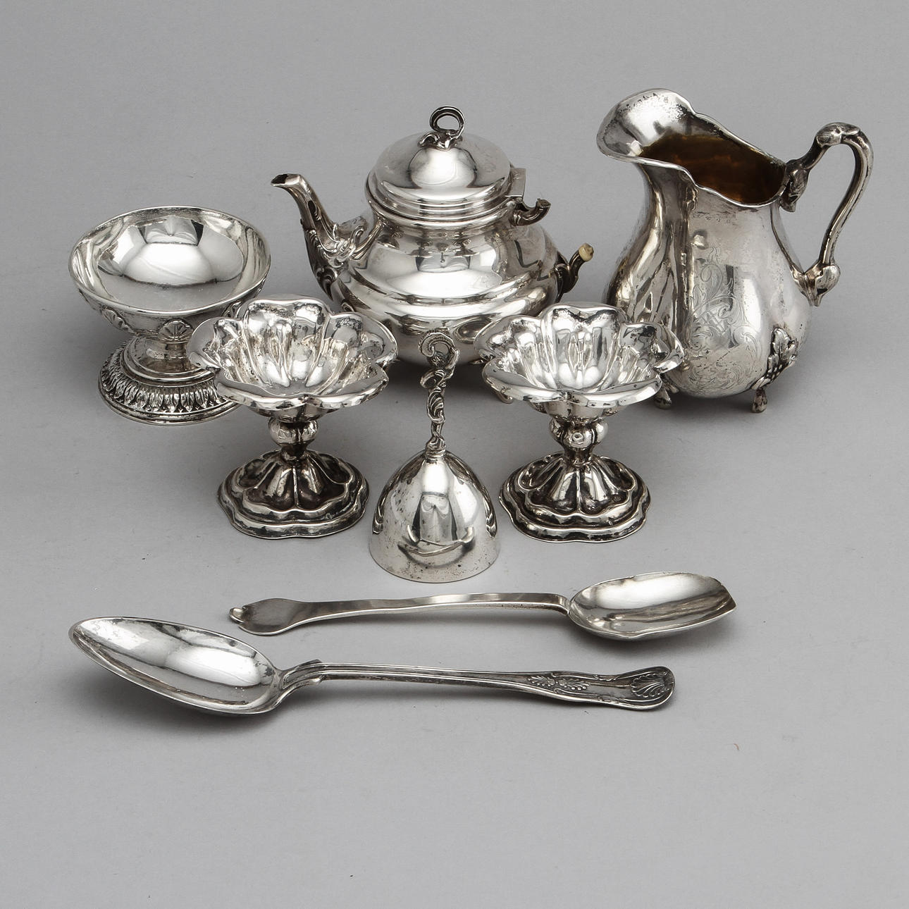 SILVERFÖREMÅL, 8 st, silver, bruttovikt ca 900 g.