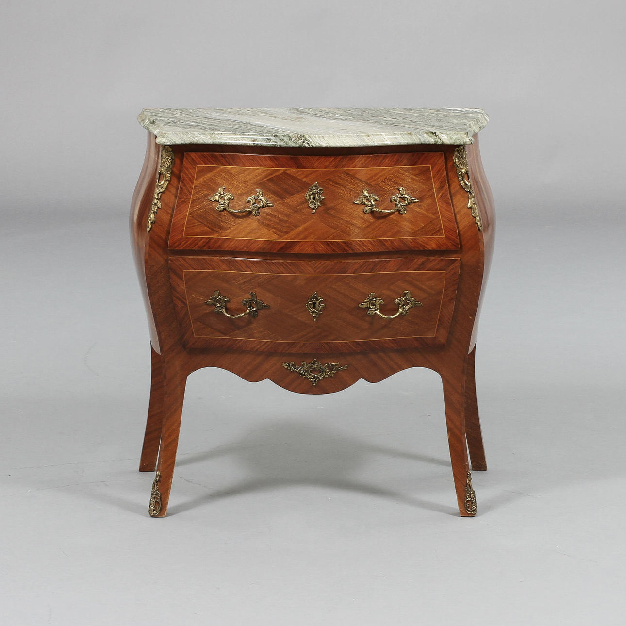 BYRÅ, rokokostil, 1900-tal.