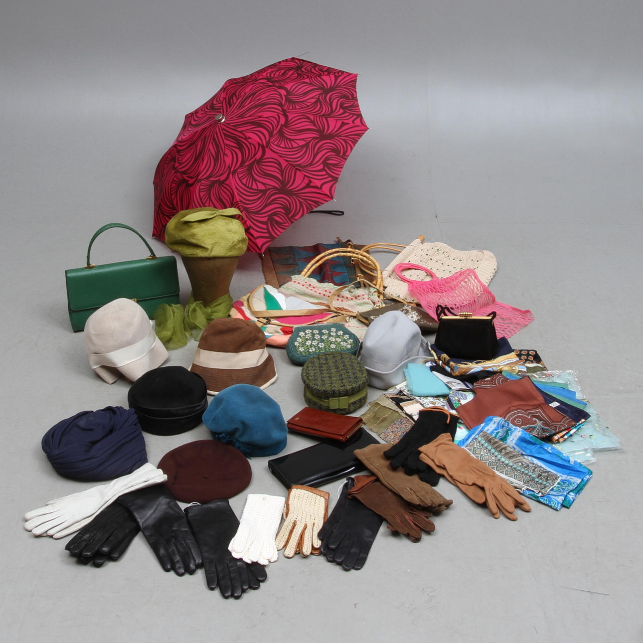 HATTAR, 8 st, SJALAR/SCARVES, 18 st, VÄSKOR, 9 st, HANDSKAR, 11 par samt PARAPLY, Top-Tip, design Marjatta Metsovaara.