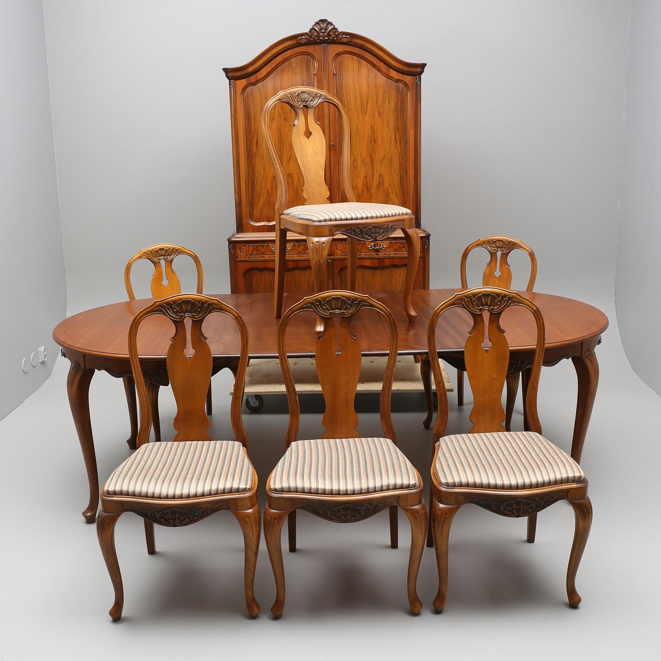 MATSALSGRUPP, 8 delar, Blomstermåla Möbelfabrik, rokokostil, 1900-tal.