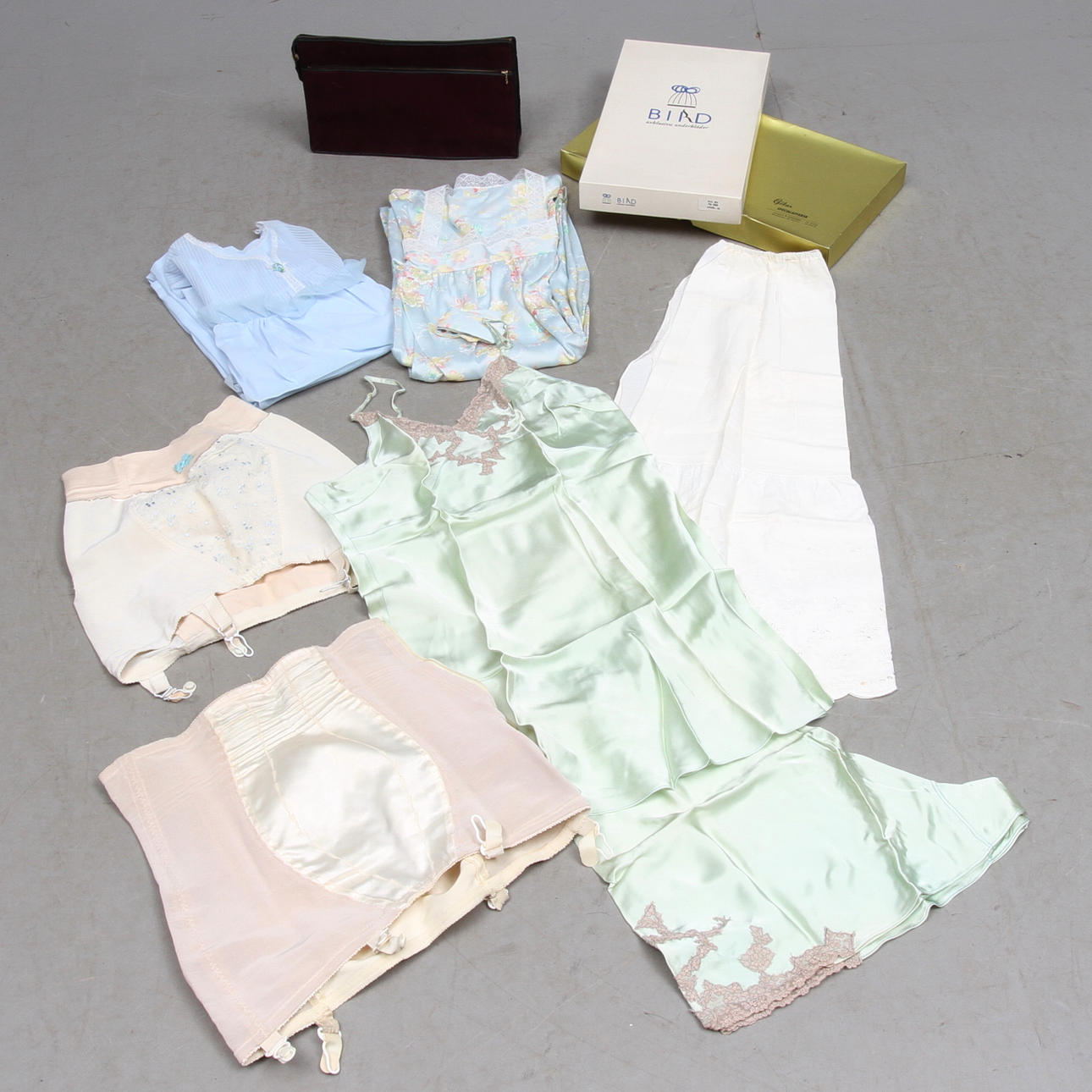 TEMA KVINNLIG FÄGRING, 6 st delar, samt NECESSÄR, Nordiska Kompaniet.