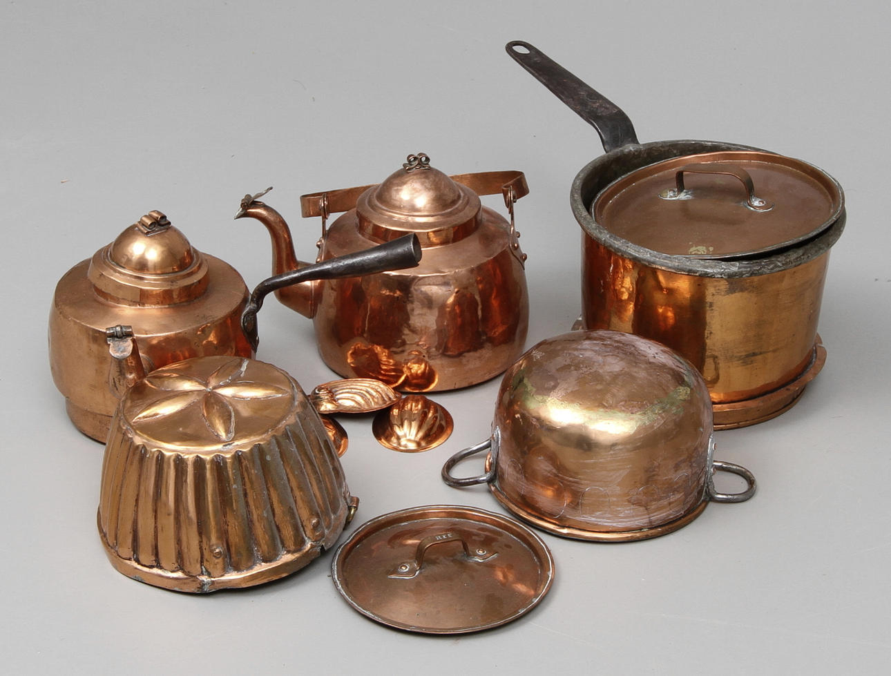 KOPPARFÖREMÅL, 9 delar, 1800-tal.