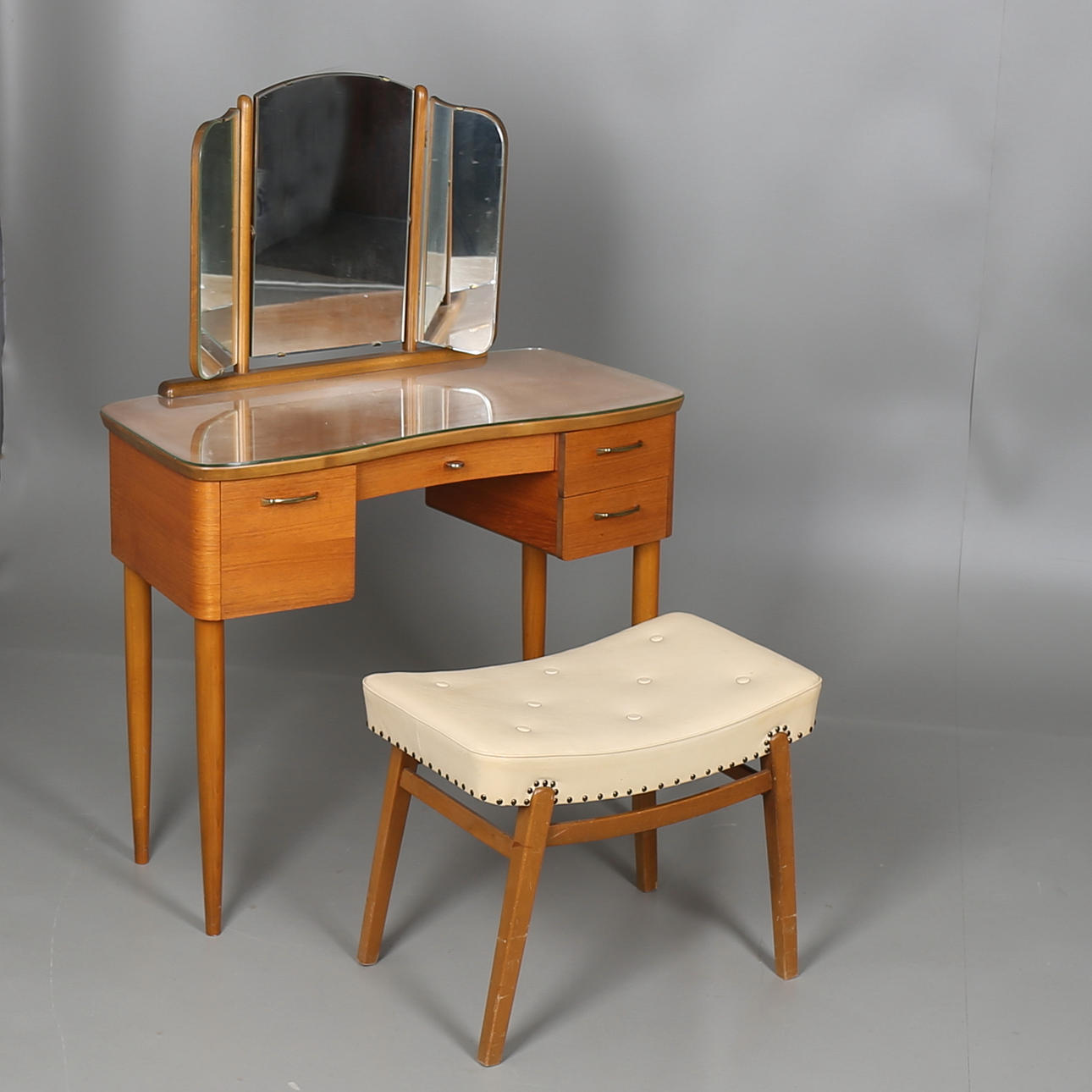 TOALETTBORD i teak med pall, Finess (506), Fröseke AB Nybrofabriken, 1950-tal.