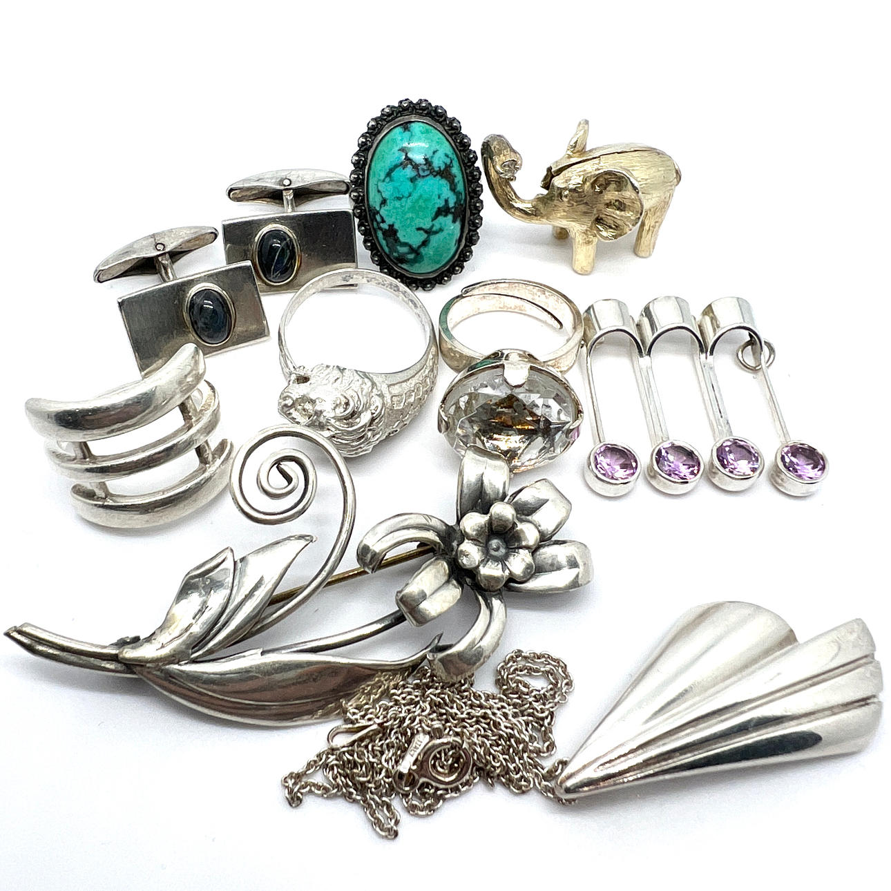 Ein Menge SCHMUCK AUS SILBER.