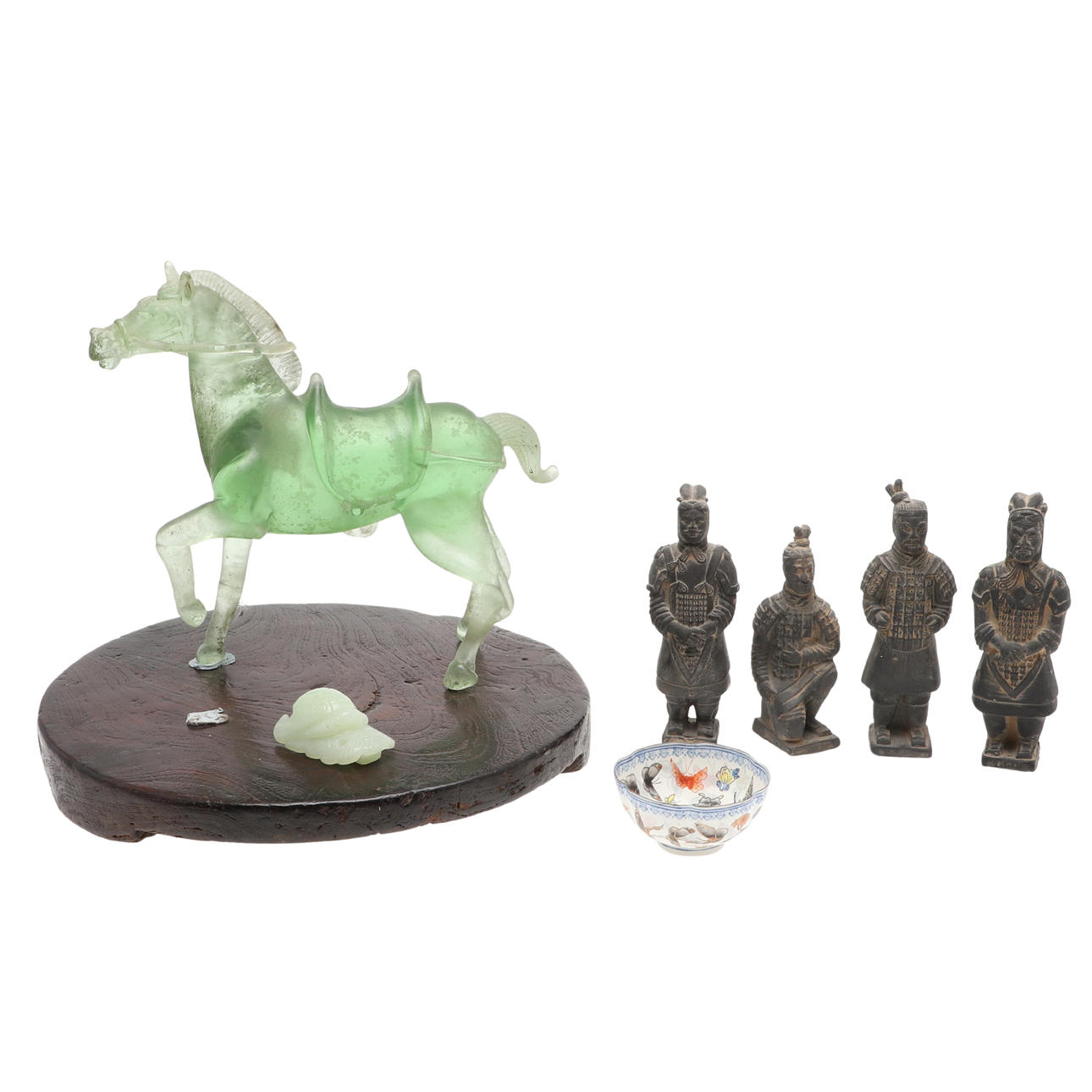 MODERNI KIINALAINEN JADE-SOLKI JA VALIKOIMA ESINEITÄ.