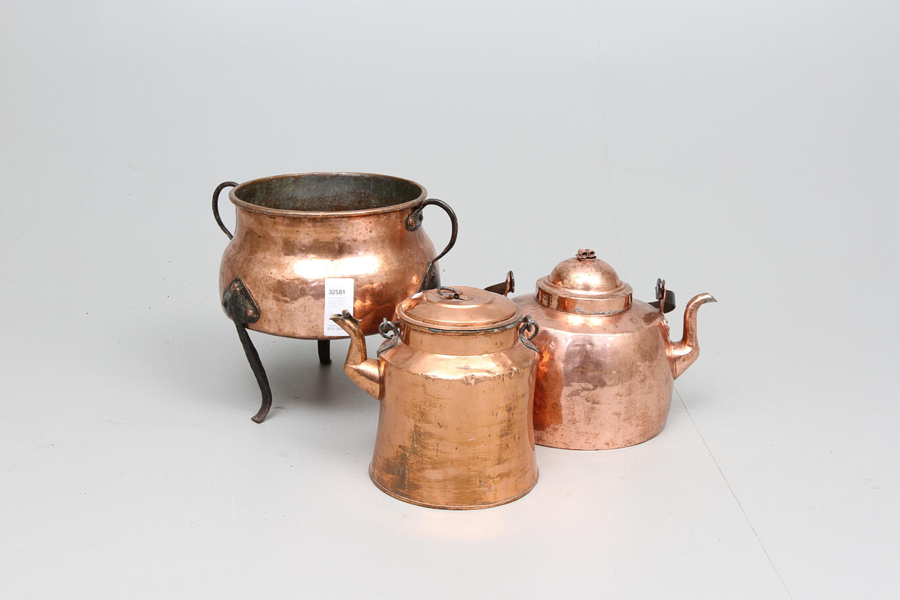 KAFFEPANNOR, 2 st och GRYTA PÅ BEN, koppar, 1800-tal.
