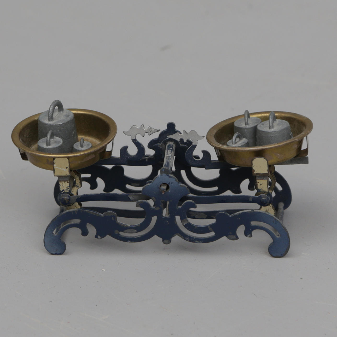 SPIELZEUGWAAGE MIT GEWICHTEN, METALL.