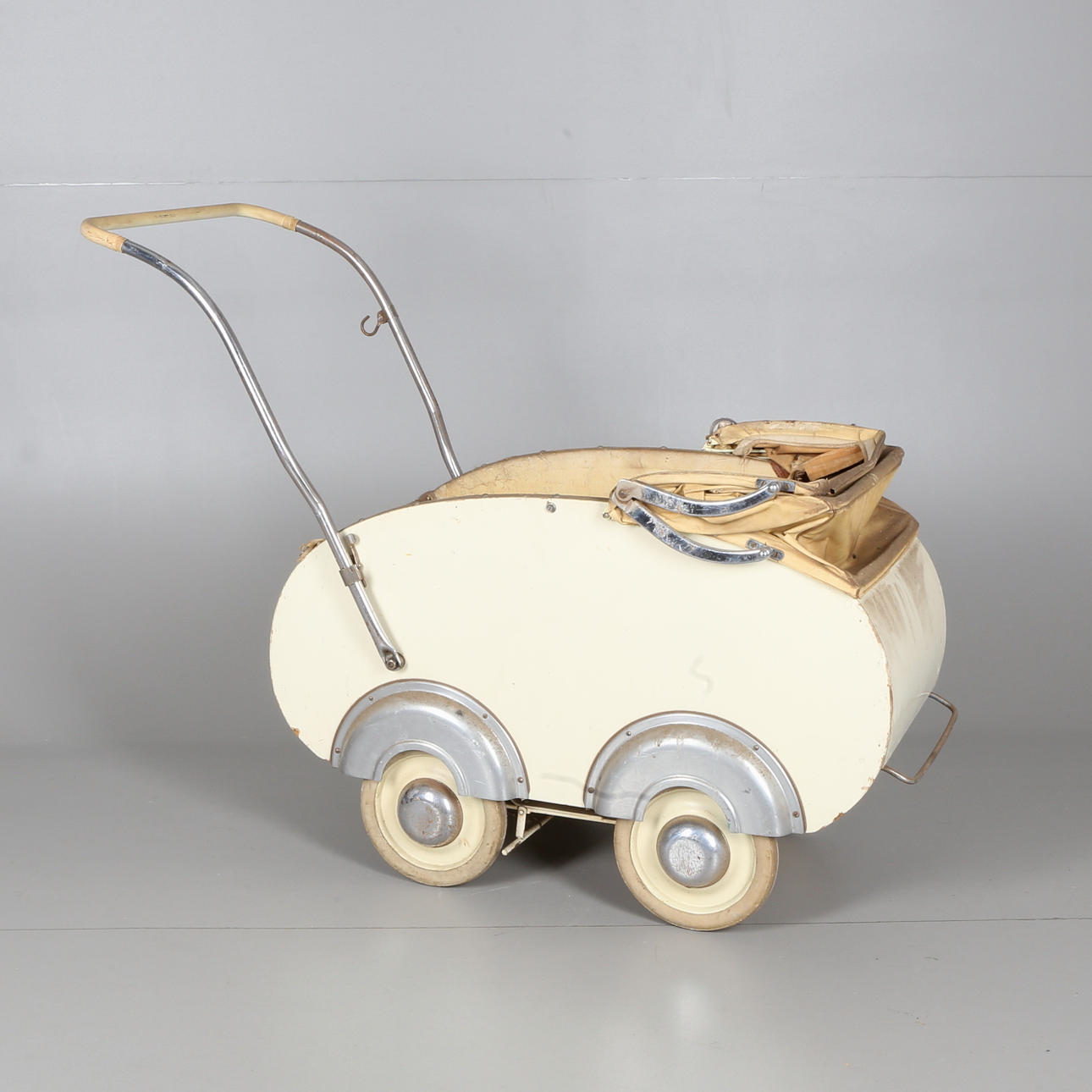 BARNVAGN, trä, metall och galon, 1950-tal.