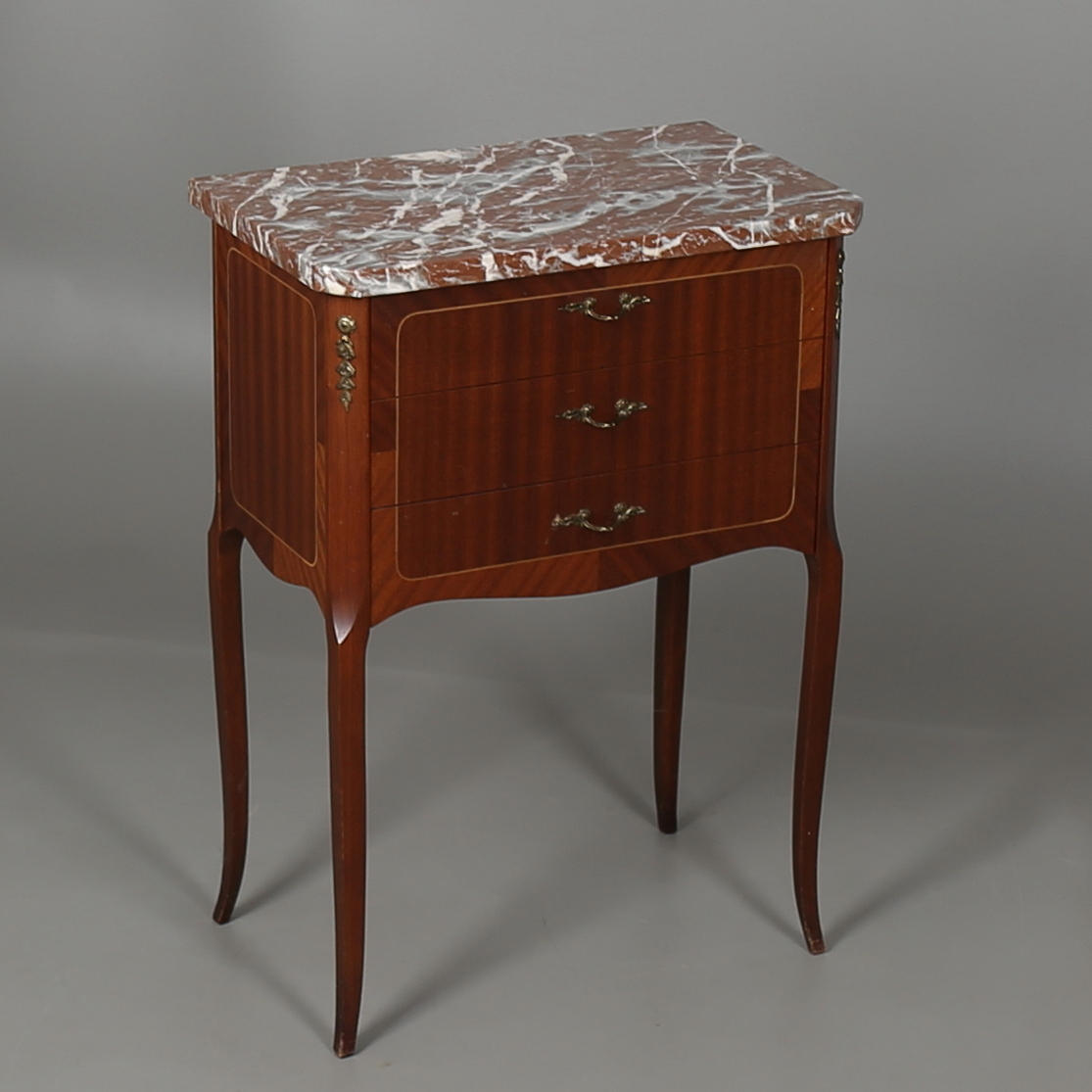 BYRÅ med stenskiva, rokokostil, 1900-talets andra hälft.