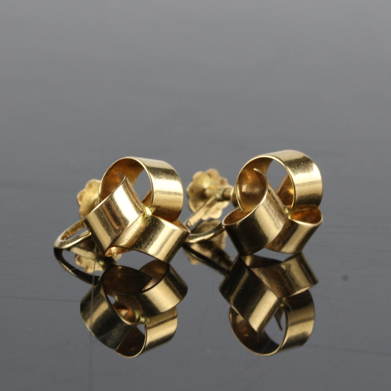 KORVAKORUT, kultaa 18 k. ruuvilla.