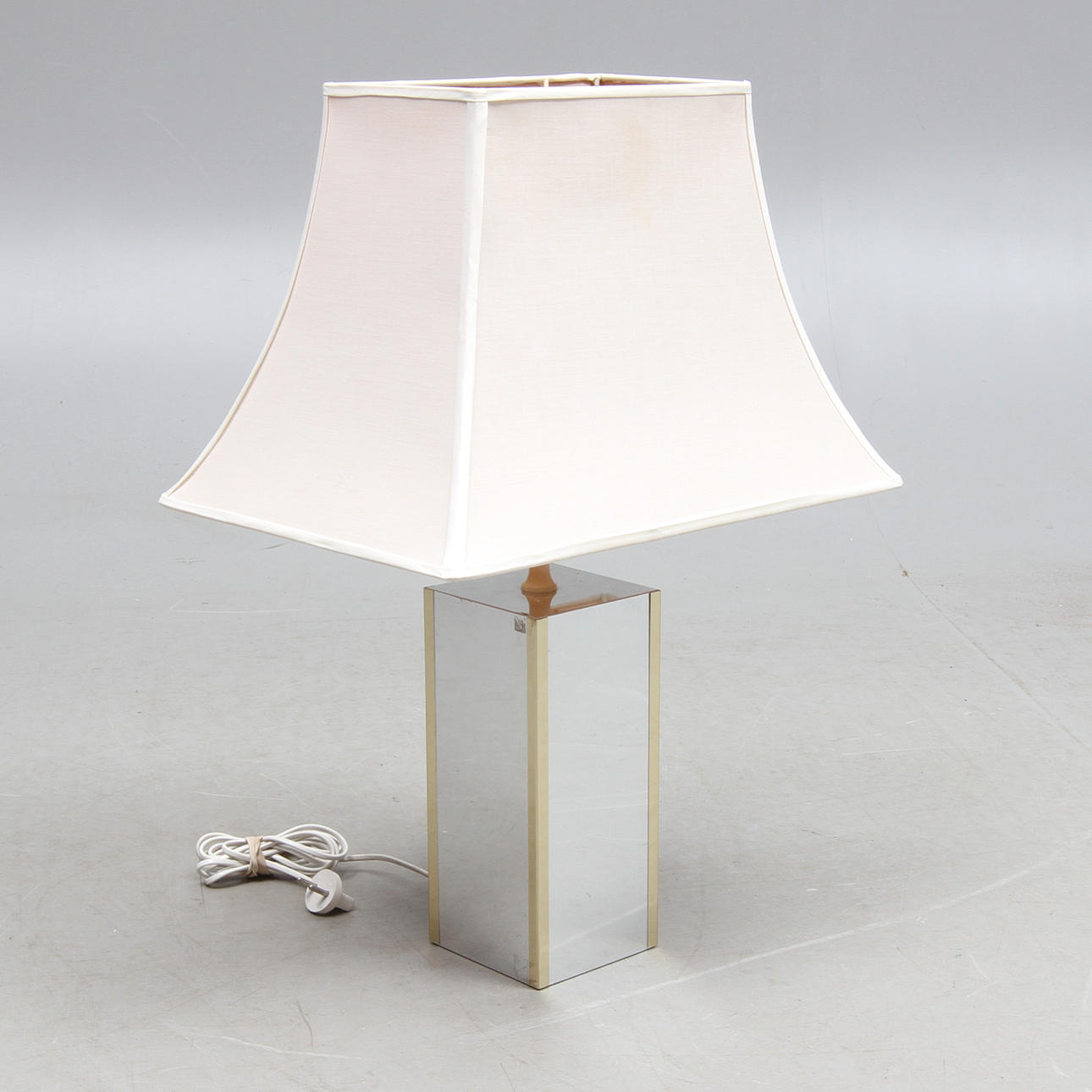 BORDSLAMPA, etikettmärkt Nordiska Kompaniet, 1900-talets andra hälft.