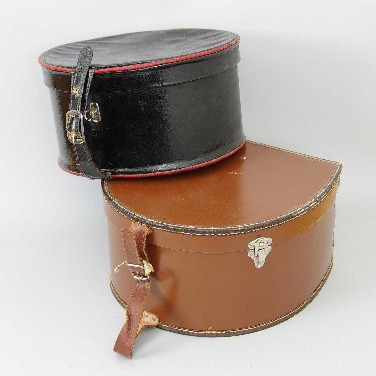 2 HATTASKAR SAMT 2 DAMHATTAR.