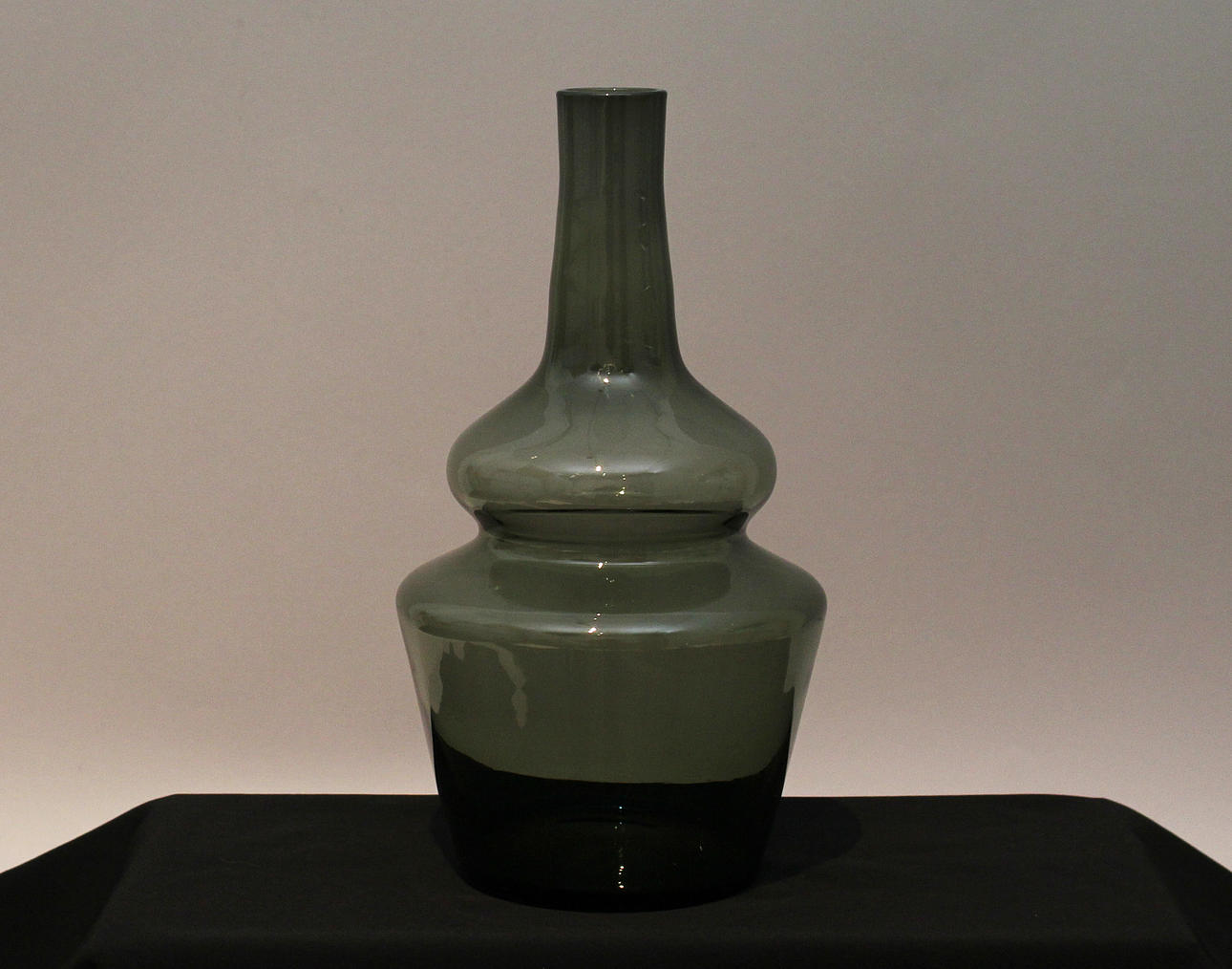 TOM MÖLLER. Vas i färgat glas. Signerad Tom. Reymyre.