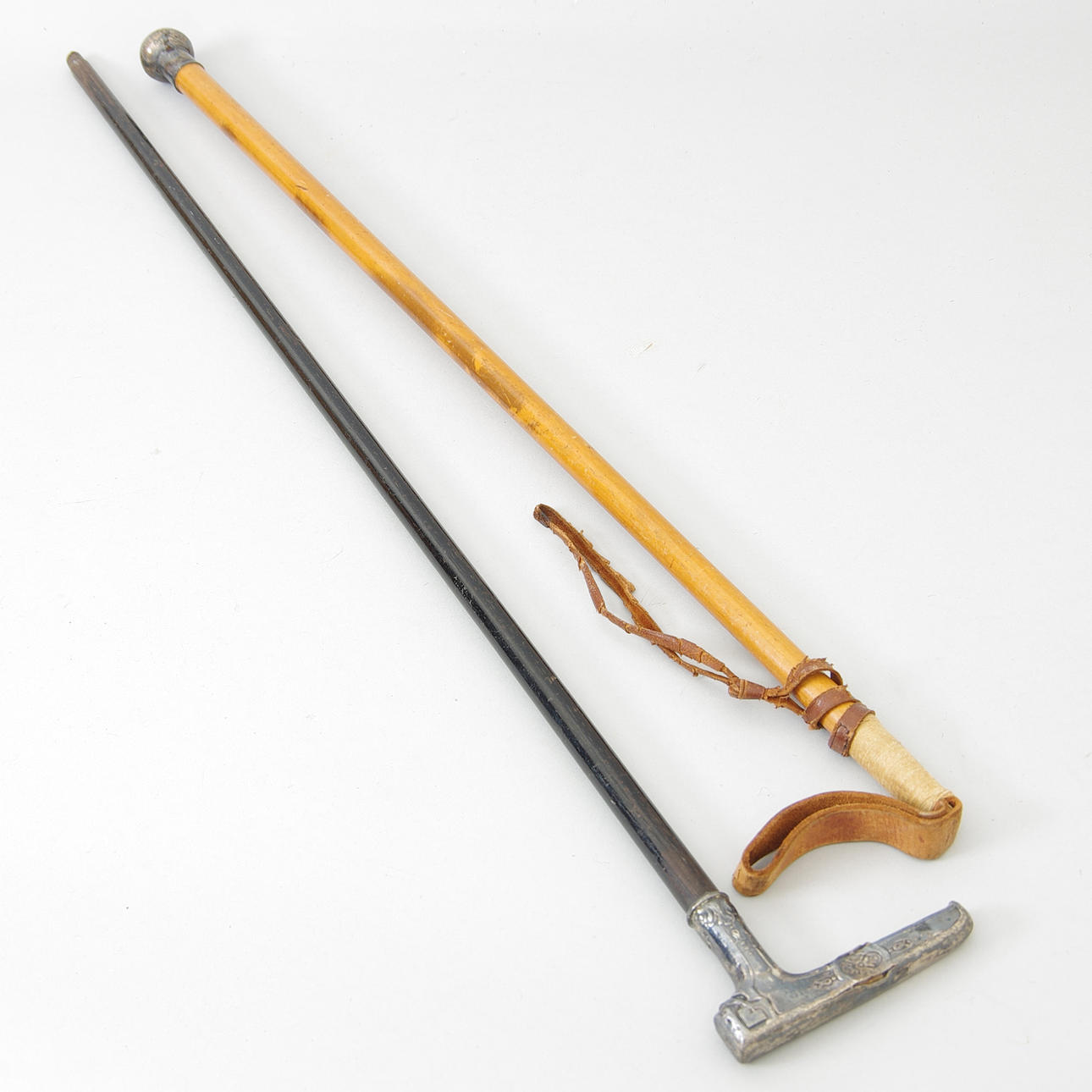 KÄPP SAMT RIDSPÖ med silverhandtag.