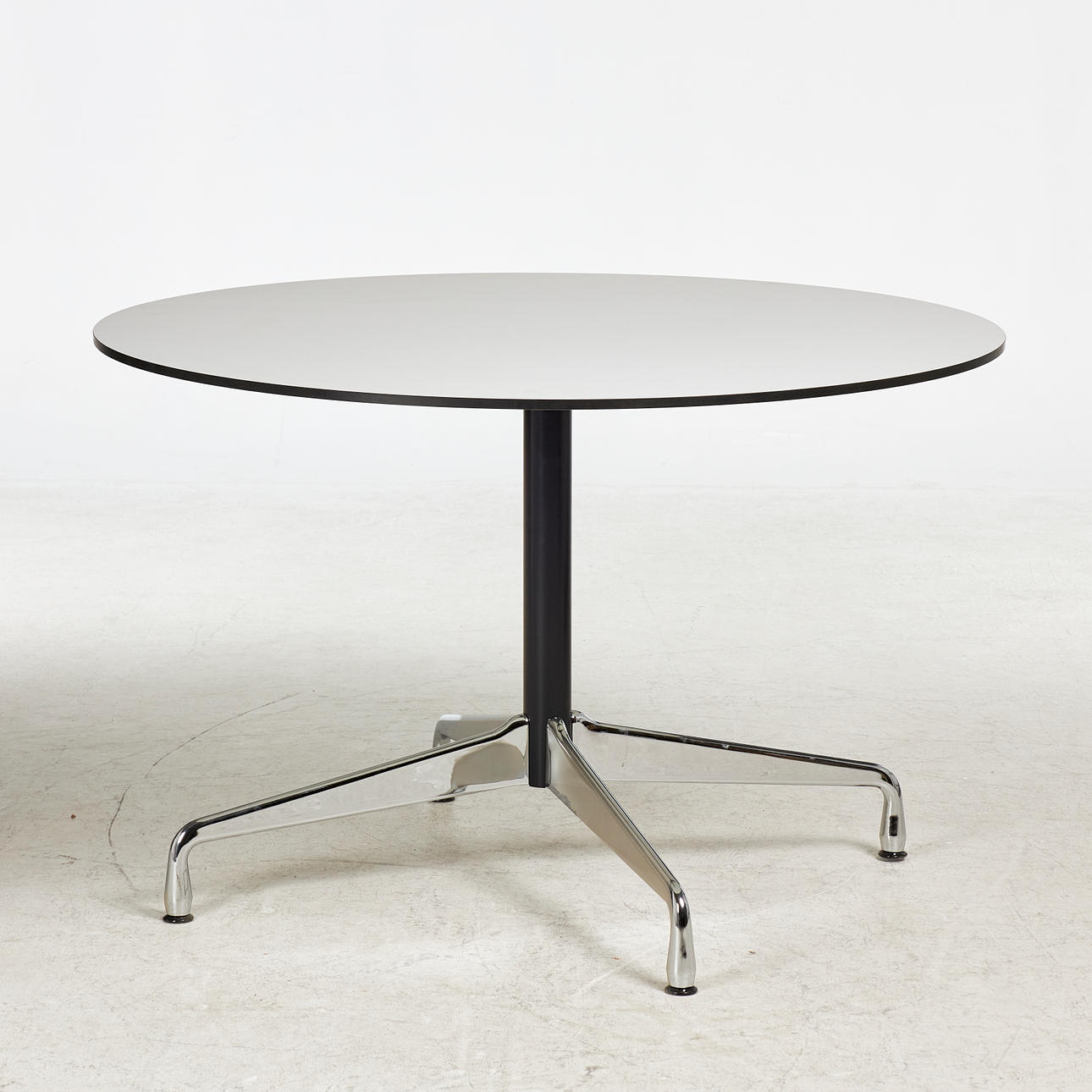 CHARLES & RAY EAMES. Dining table Herman Miller, circular top in laminate, metal base, for Vitra.