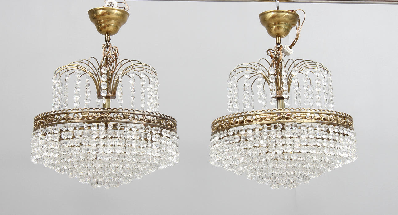 TAKLAMPOR, 1 par, behängda med prismor, 1900-talets andra hälft.