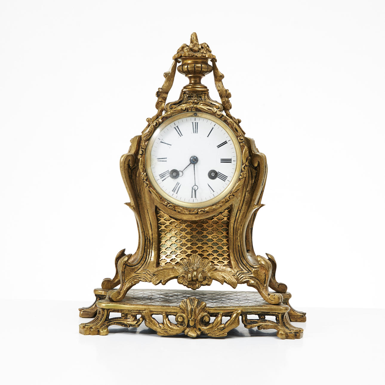 RELOJ DE MESA, bronce, estilo rococó, esfera con números romanos.