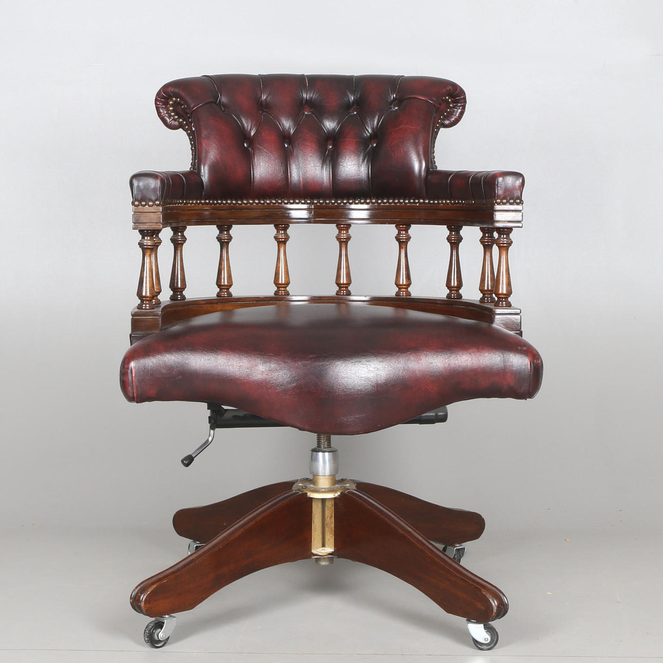 FÅTÖLJ, trä/läder, 1900-talets tredje fjärdedel.