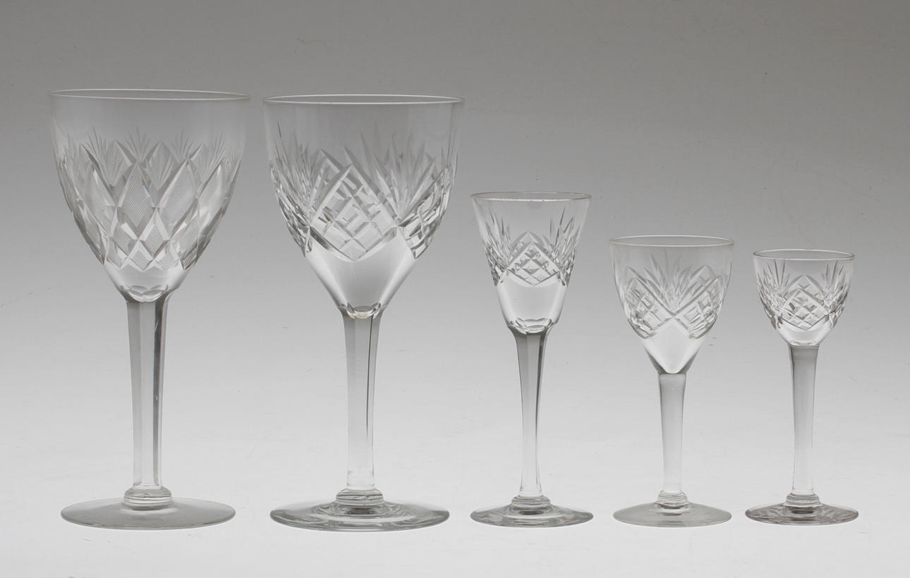 SERVISGLAS, ca 43 delar, mestadels Helga, 1900-tal.