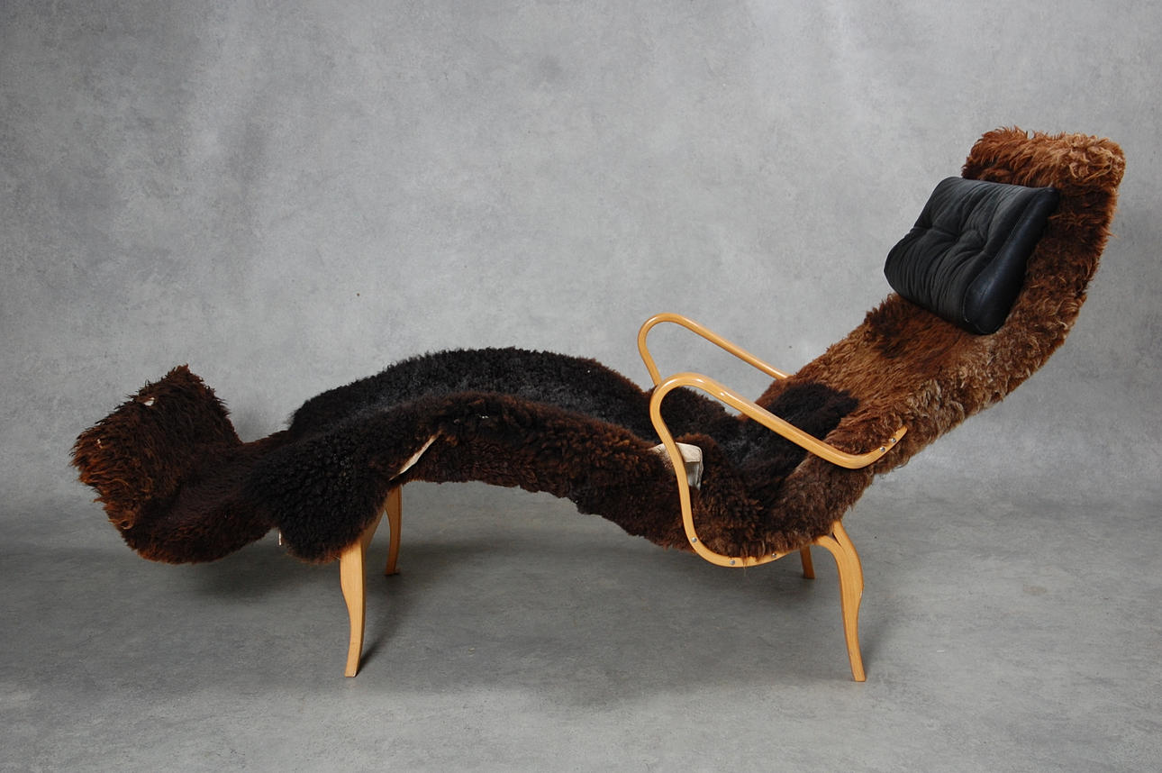 BRUNO MATHSSON. vilstol, " Pernilla 3 " fårskinnsklädsel DUX.