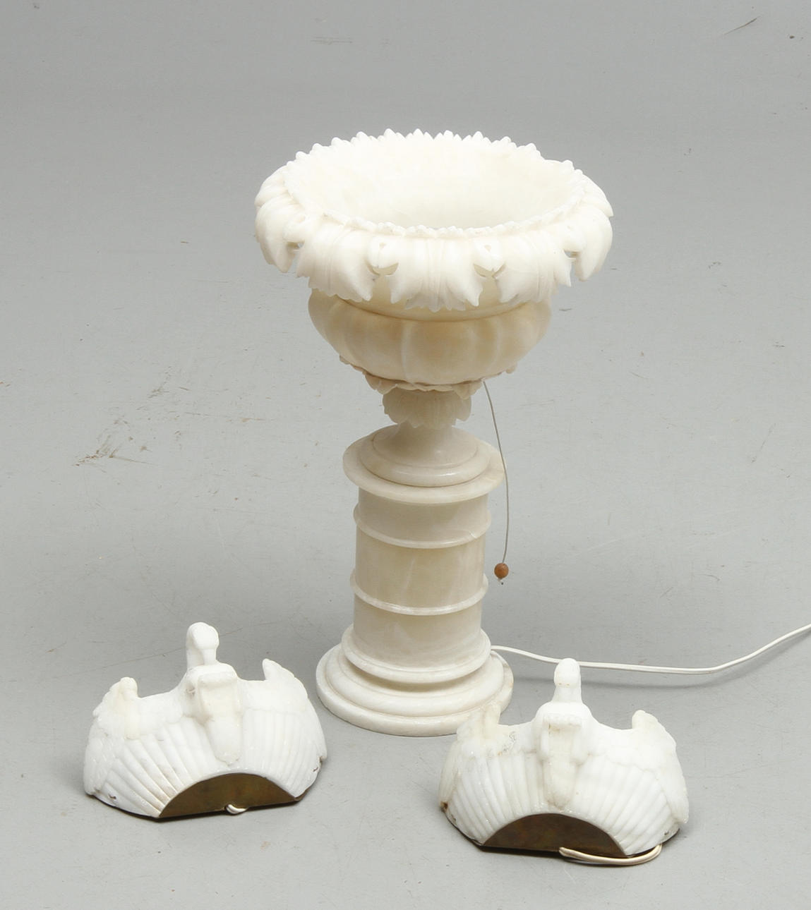 GOLVLAMPA, LAMPETTER, ett par, alabaster, 1900-tal.
