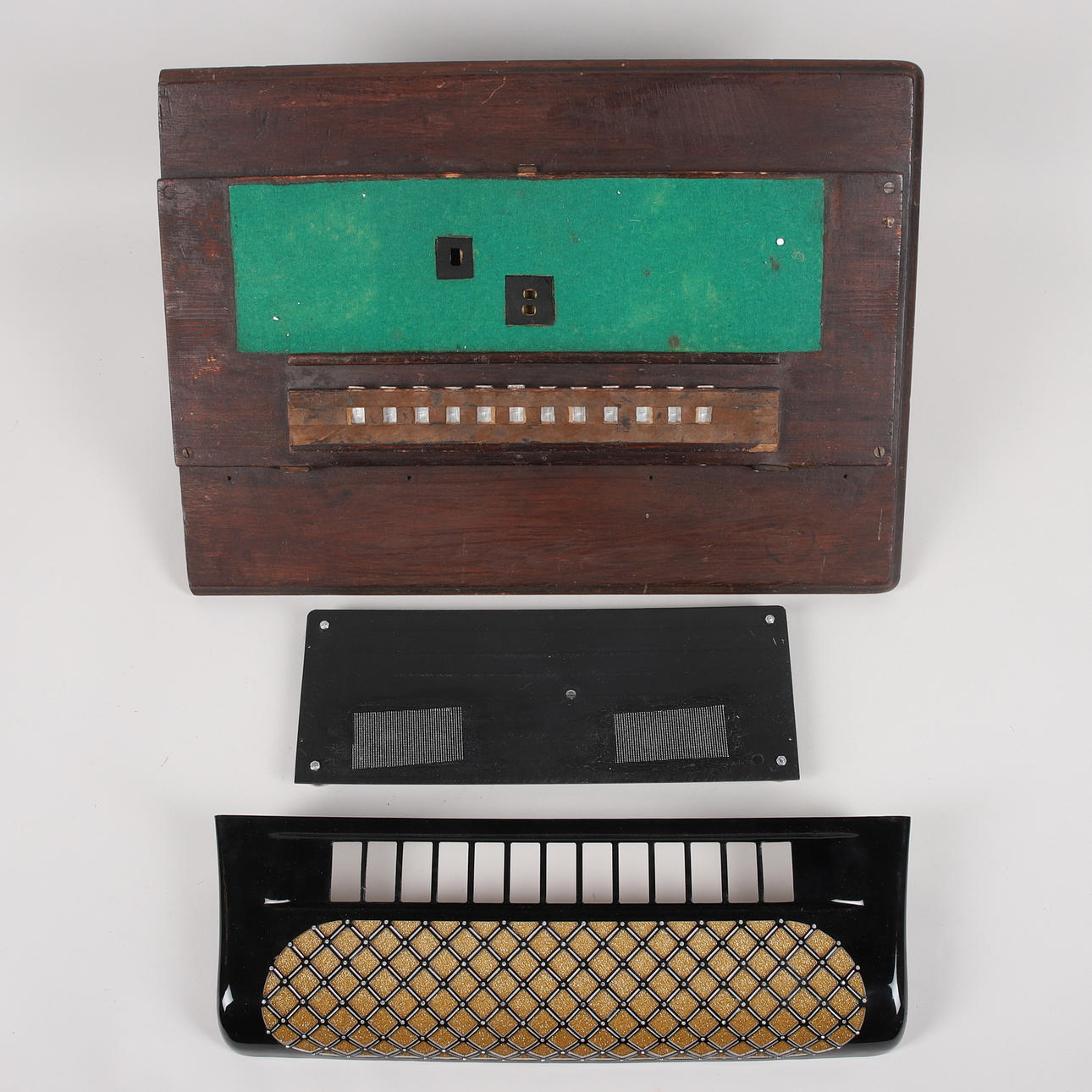 MUSIKTILLBEHÖR, 3 st. för dragspel.