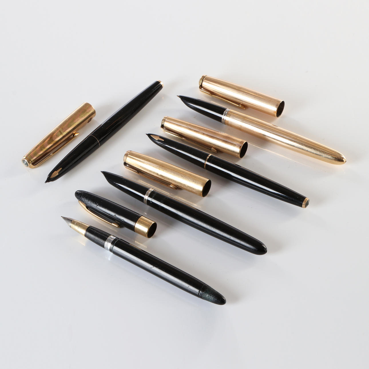 RESERVOIR- UND FÜLLFEDERHALTER, FÜNF STÜCK Vier Parker und ein Scheaffer. Schafer-Kugelschreiber mit Spitze aus 14-karätigem Gold. Ein Parker mit der Aufschrift First Edition.