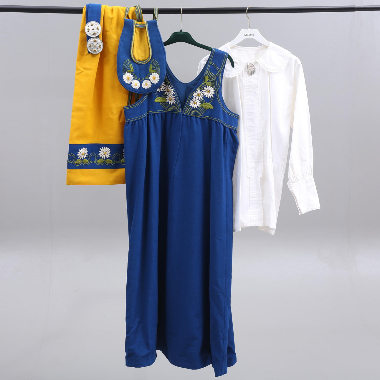 Svensk folkedragt, 6 stykker, herunder sølvbroche.