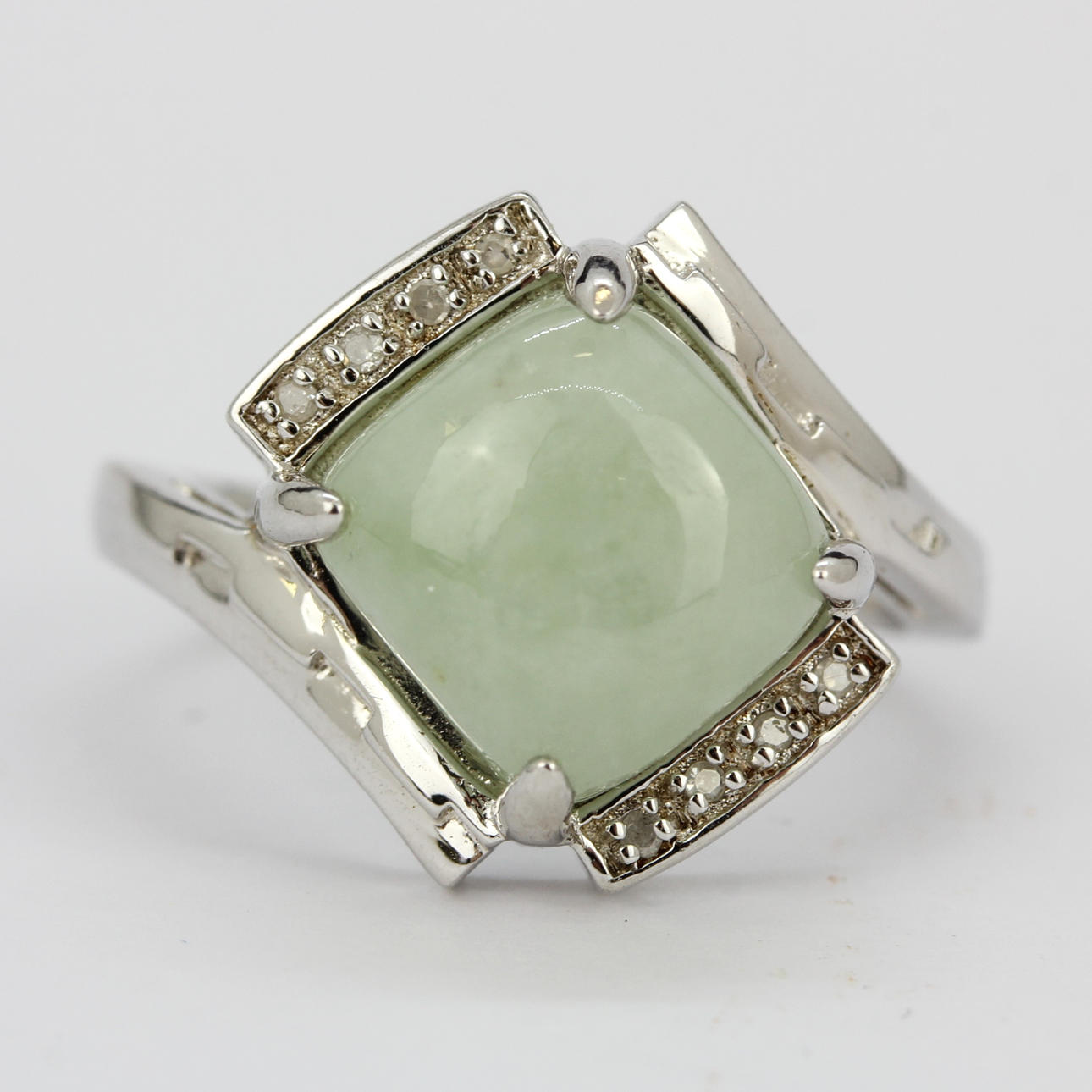 ANILLO DE PLATA, JADE Y PIEDRA BLANCA.