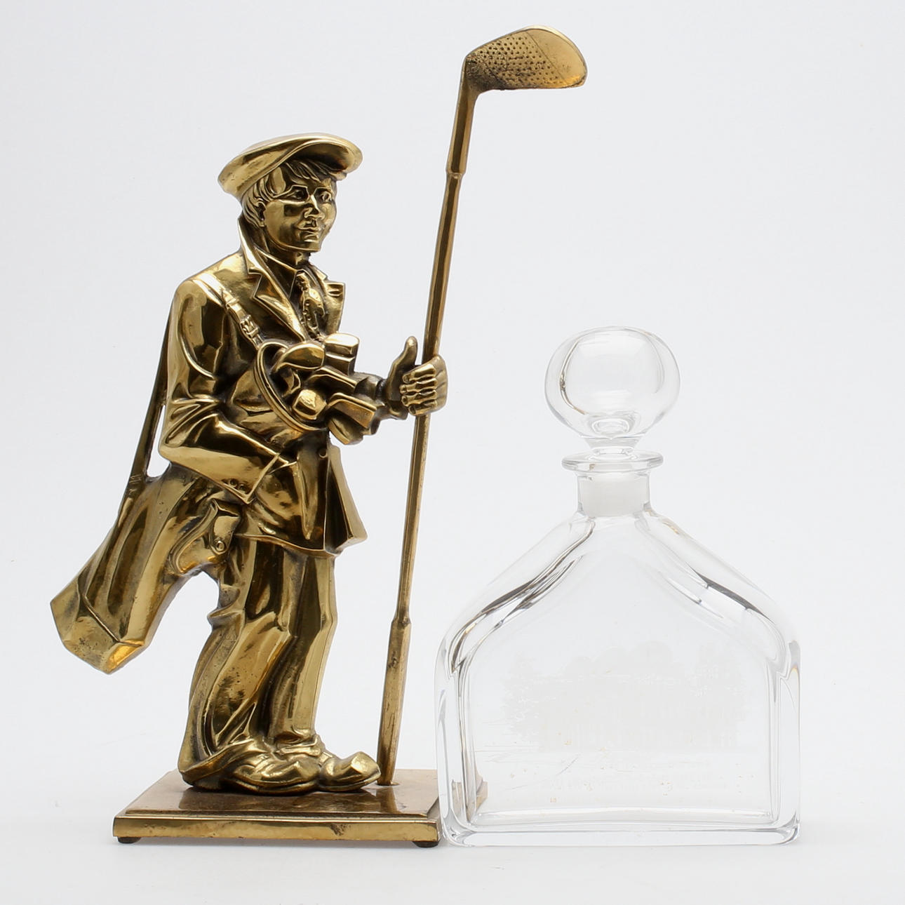 SKULPTUR, mässing, golfspelare, England, samt KARAFF, glas, 1900-tal.