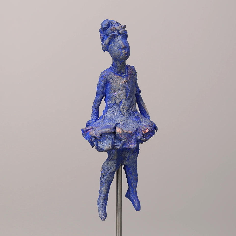 YVONNE NIMAR. Skulptur, balettdansös, bemålat lergods, metallställning.