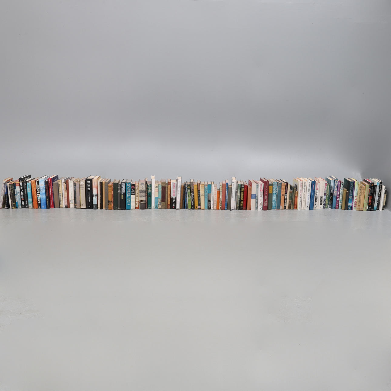 UPDIKE (JOHN) VERK AV, DEIGHTON (LEN) VERK AV.