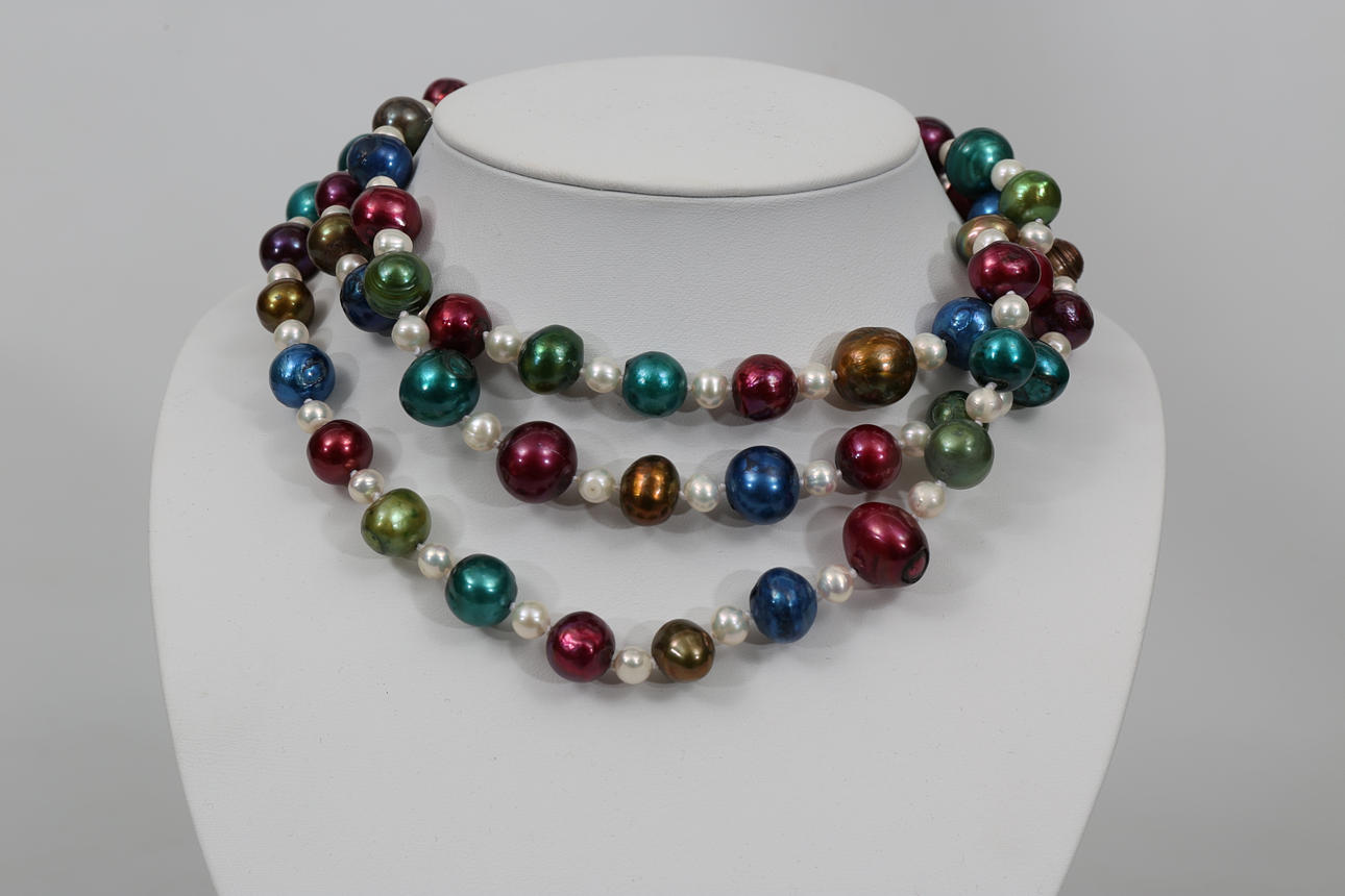 HALSBAND, infärgade sötvattenspärlor, 2000-tal.