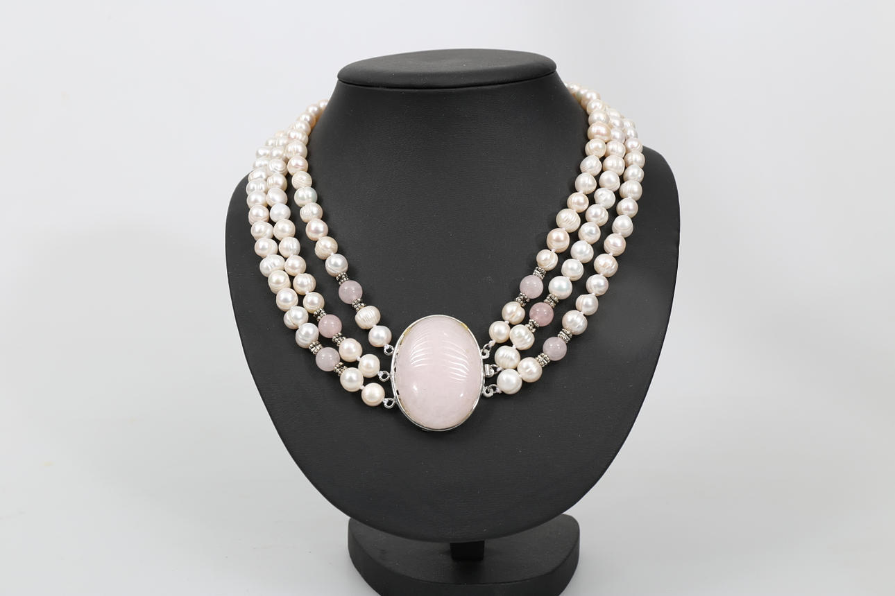 HALSBAND, 3-radigt, sötvattenspärlor och rosenkvarts.