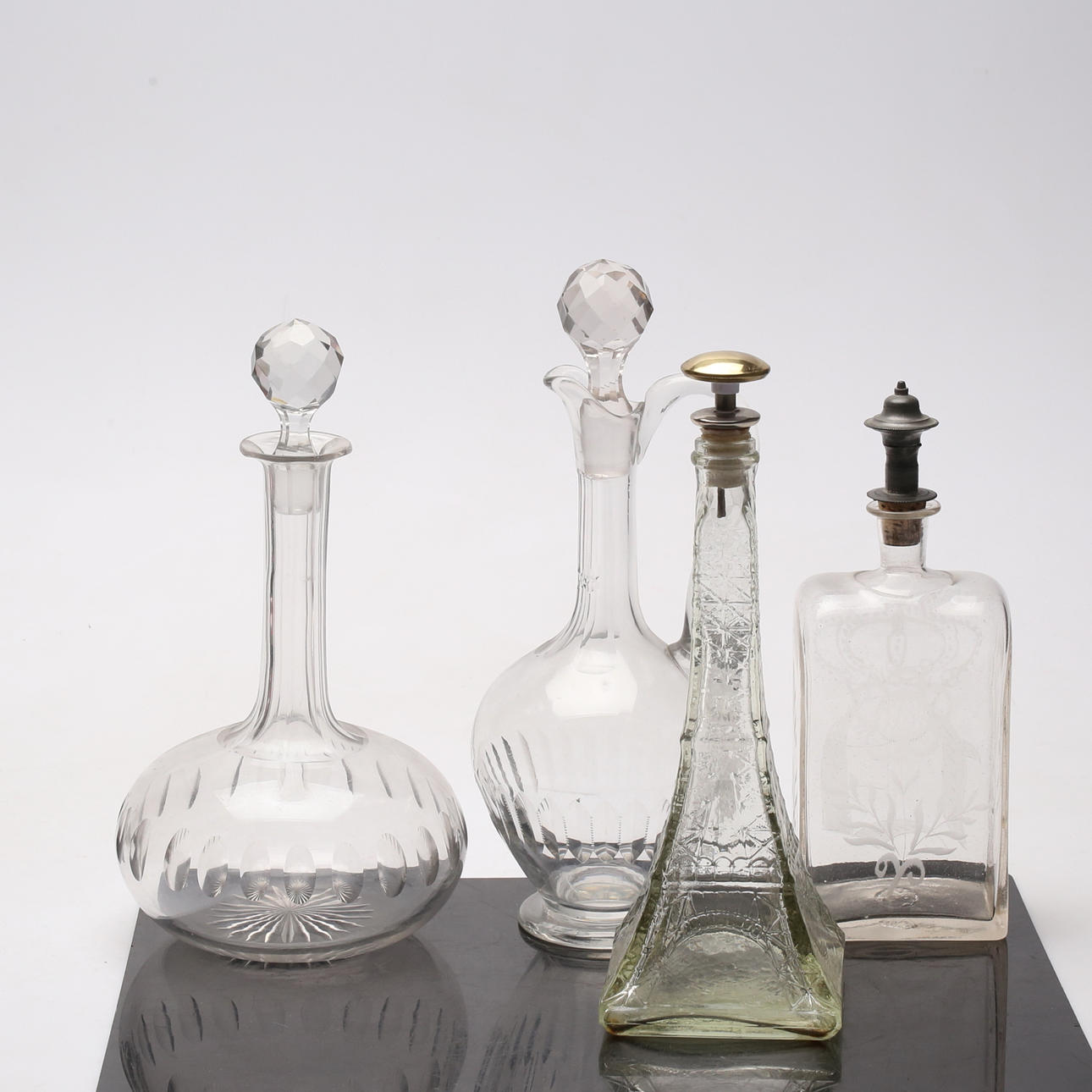 FLASKER samt KARAFLER, 4 stk. 20. årh.